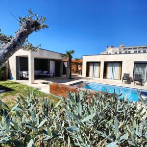 Bazén v ubytování Villa - piscine sans vis à vis nebo v jeho okolí