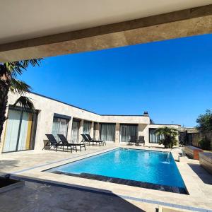 Bazén v ubytování Villa - piscine sans vis à vis nebo v jeho okolí