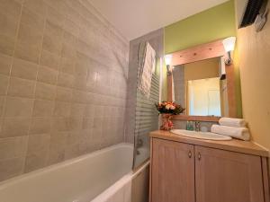 Et badeværelse på Lagrange Grand Bleu Vacances – Résidence Le Village des Aloès + 52 billeder