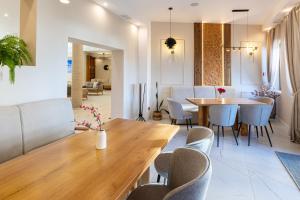 une salle à manger avec une table et des chaises dans l'établissement Pirin Sense Apartment Complex, à Bansko 142 autres photos