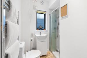 Vannituba majutusasutuses Brighton Seaside Stay – Modern Home with Patio & Balcony