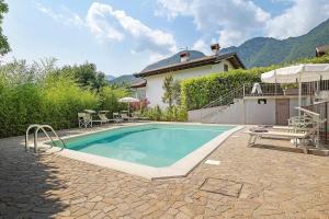 een zwembad voor een huis bij Eco Del Garda Bnb in Tenno