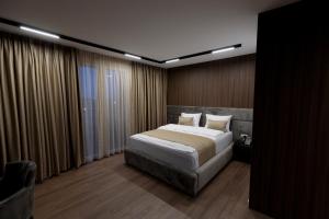 Ένα ή περισσότερα κρεβάτια σε δωμάτιο στο Velura Hotel & Spa