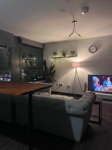 Μια τηλεόραση ή/και κέντρο ψυχαγωγίας στο 1-bed apartment nestled in the heart of Swansea