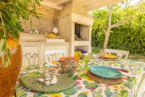 a table with plates and bowls on top of it at Villa Enea in Poggiardo