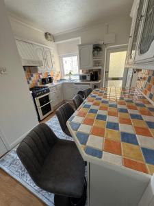 Kuchyň nebo kuchyňský kout v ubytování Corner Harbour View Tenby