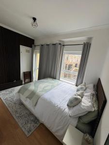 Postel nebo postele na pokoji v ubytování Corner Harbour View Tenby + 9 fotografií