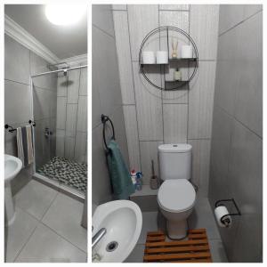 Dos imágenes de un baño con inodoro y lavabo. en Perfect holiday destination!, en Jeffreys Bay 27 fotos más
