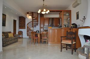 cocina y sala de estar con mesa y sillas en Villa Agalianos en Kerames