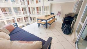 una sala de estar con un sofá y una mesa en Perfect holiday destination!, en Jeffreys Bay