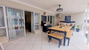 una sala de estar con una mesa y un sofá en Perfect holiday destination!, en Jeffreys Bay