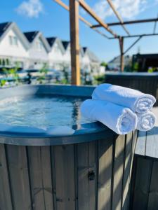 Un par de toallas sobre una piscina. en Old Tree Villa & Restaurant, en Oświęcim