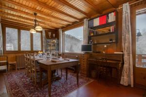 Un televizor și/sau centru de divertisment la MontBlanc Alpine Ski & Sauna Retreat - Happy Rentals