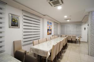a dining room with a long table and chairs at Pansion Milena i Mario in Međugorje