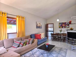 a living room with a couch and a table at Temporada Belas Casas in São Pedro