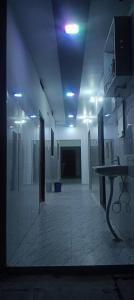 una habitación oscura con una mesa en medio de un pasillo en karthikfamilyguesthouse, en Hampi