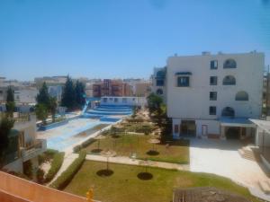 an aerial view of a courtyard in a building at Cléopâtre appartement in Hammam Sousse