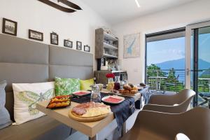 een eetkamer met een tafel met eten erop bij Eco Del Garda Bnb in Tenno