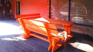 een houten bank naast een raam bij Holiday home in Rīga +25 foto's