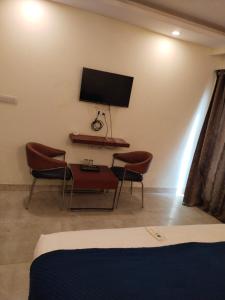 TV a/nebo společenská místnost v ubytování Hotel Shivaye Residency