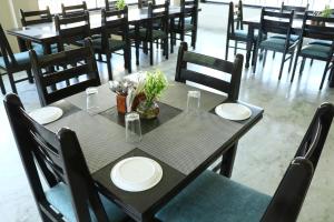 a black table with plates on it in a restaurant at Hotel Rangbhawan Kumbhalgarh in Kelwāra