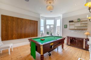 Una mesa de billar en 4 Bed in Swanage oc-t32439