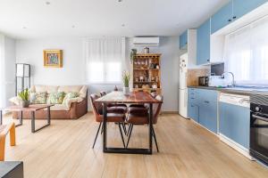 Кухня или мини-кухня в Oasis with private pool in Madrid
