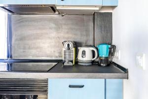 Кухня или мини-кухня в Oasis with private pool in Madrid
