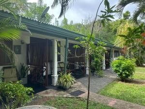 een huis met een tafel en stoelen in de tuin bij Surf Dine in Matara