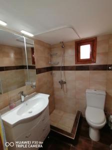 ein Badezimmer mit einem weißen Waschbecken und einer Toilette in der Unterkunft Villa Anastasia 1ος Όροφος Εξοχικής Παραθαλάσσιας Κατοικίας Νέα Ηράκλεια Χαλκιδικής in Nea Iraklia + 63 Fotos