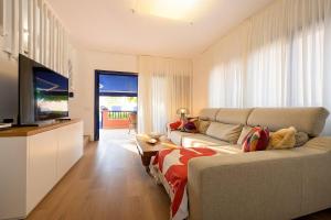 Et tv og/eller underholdning på Villa Flamboyán Meloneras + 45 billeder