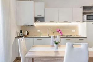 Η κουζίνα ή μικρή κουζίνα στο Appartamento Verde-Blu +22 φωτογραφίες