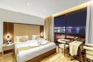 Postel nebo postele na pokoji v ubytování Mutrah Gate Hotel + 21 fotografií