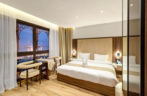 Postel nebo postele na pokoji v ubytování Mutrah Gate Hotel