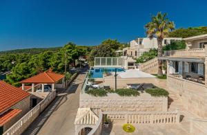 Bazén v ubytování Seaside luxury villa with a swimming pool Puntinak, Brac - 2964 nebo v jeho okolí