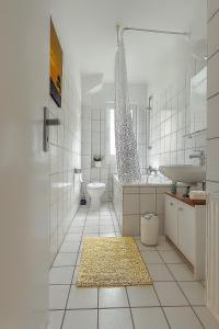 ein weißes Badezimmer mit Waschbecken und Toilette in der Unterkunft VAJAGIC Apartment 2 mit GartenLounge! Messe, Klinikum, Krupp Krankenhaus in Essen