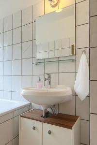 ein Badezimmer mit Waschbecken und Spiegel in der Unterkunft VAJAGIC Apartment 2 mit GartenLounge! Messe, Klinikum, Krupp Krankenhaus in Essen