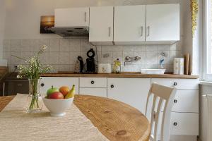 eine Küche mit einem Tisch mit einer Obstschale darauf in der Unterkunft VAJAGIC Apartment 2 mit GartenLounge! Messe, Klinikum, Krupp Krankenhaus in Essen + 4 Fotos