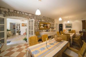 a dining room with a table and chairs at Rooms with a parking space Trpanj, Peljesac - 10422 in Trpanj