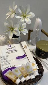 una mesa con algunos productos y un jarrón con flores en المدينه المنوره, en Medina