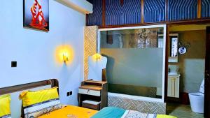 een slaapkamer met een bed, een tafel en een raam bij The White Residence Kigali in Kigali