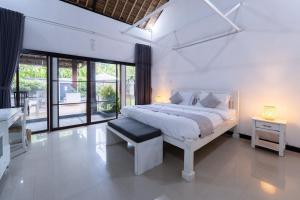 Ένα ή περισσότερα κρεβάτια σε δωμάτιο στο Karen's Tropical Villa