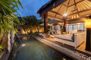 Πισίνα στο ή κοντά στο Karen's Tropical Villa