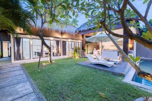 Κήπος έξω από το Karen's Tropical Villa