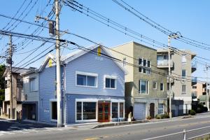 a blue house on the side of a street at the lounge Kamakura HASE in Kamakura