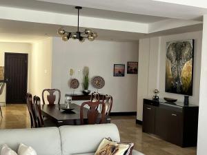 Χώρος καθιστικού στο Imperial Grove 3BR at Cantonments +26 φωτογραφίες