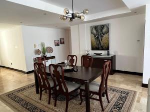 Χώρος καθιστικού στο Imperial Grove 3BR at Cantonments