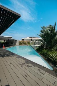 アクラにあるThe Haven-Loxwood Luxury 2-Bed with Rooftop Poolの建物の屋上にあるプール