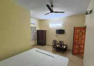 TV a/nebo společenská místnost v ubytování Ashok Nandini Guest House