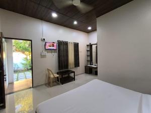 Postel nebo postele na pokoji v ubytování Hotel Krishna Exotica + 21 fotografií